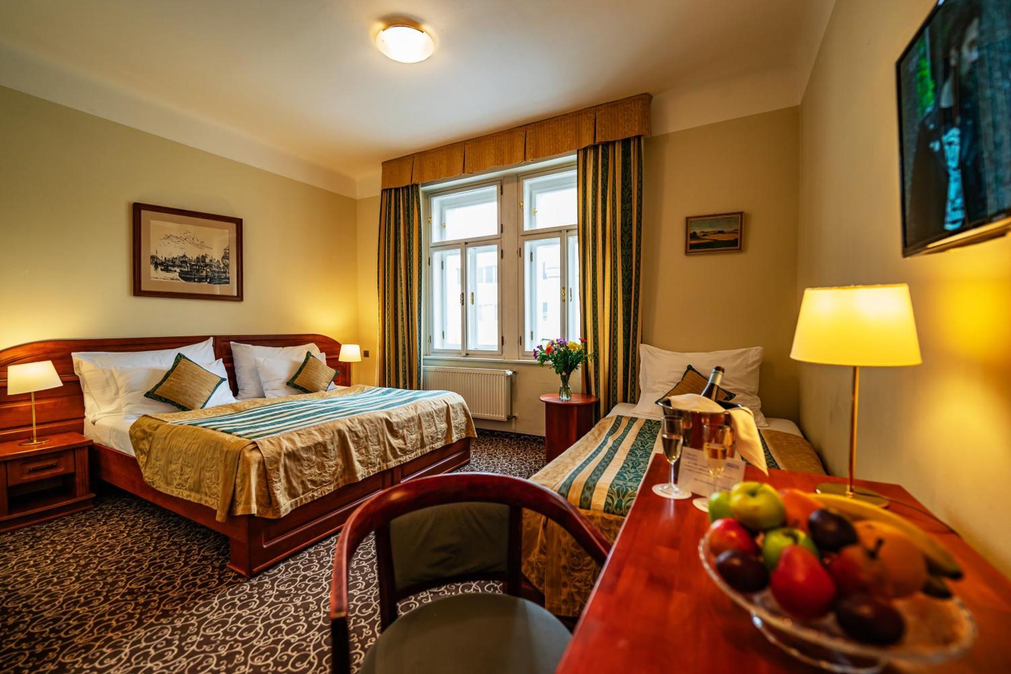Hotel U Divadla - Czech Leading Hotels Praha Bagian luar foto